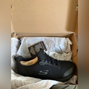 *NWT*Sketchers Women’s Slip Resistant Memory Foam Shoes SIZE 10W